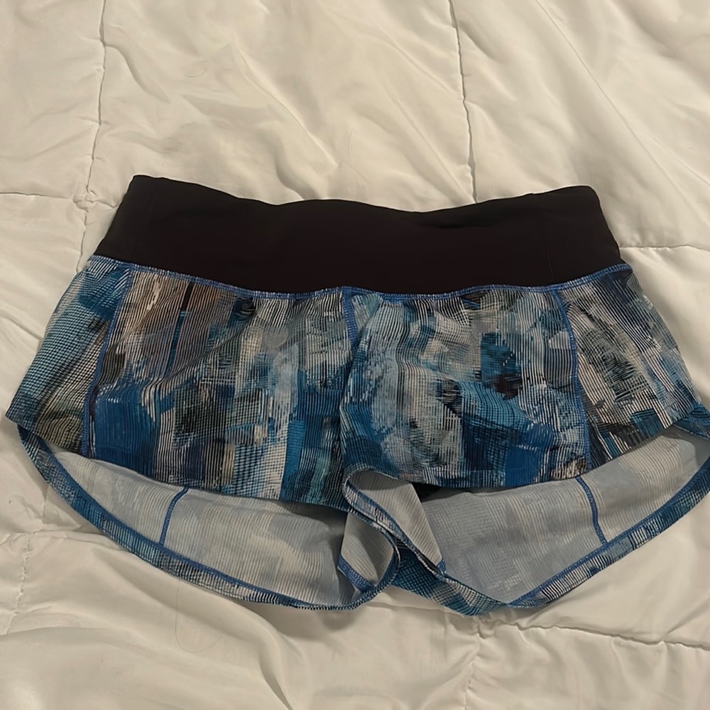 Lululemon - athletic shorts with blue pattern